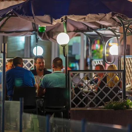 Отель Noemys Toulon - Restaurant Avec Piscine 3*