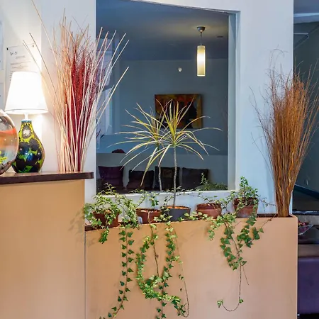 Отель Noemys Toulon - Restaurant Avec Piscine 3*