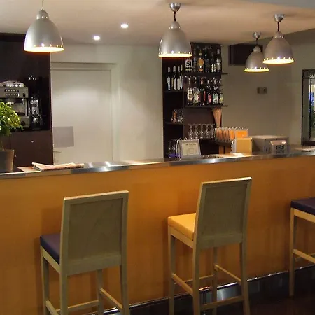 Отель Noemys Toulon - Restaurant Avec Piscine 3*