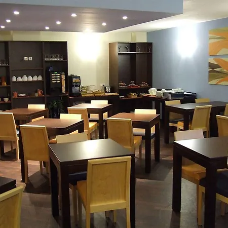 Отель Noemys Toulon - Restaurant Avec Piscine