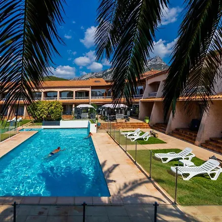 Отель Noemys Toulon - Restaurant Avec Piscine 3*